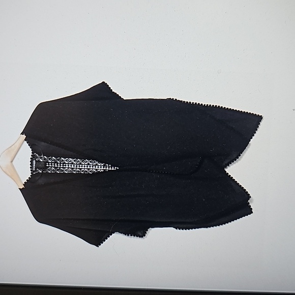 NWT Steve Madden Lace Inset Lightweight Knit Ruana w crochet. BLACK - Picture 3 of 7